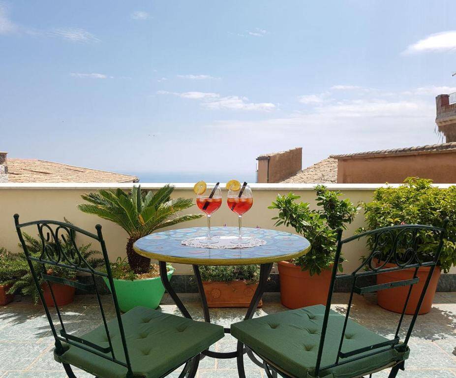 Tavolo sulla terrazza con vista sul mare a Taormina
